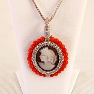 Cammeo ciondolo ovale su conchiglia con zirconi e coralli veri