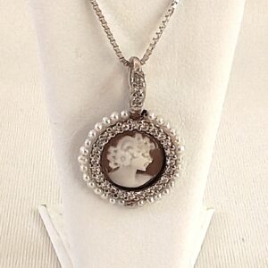 Cammeo ciondolo tondo su conchiglia con zirconi e perline vere