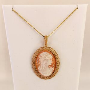 Cammeo ciondolo su conchiglia