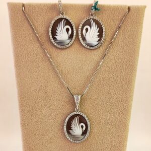 Parure ciondolo con orecchini cammei su conchiglia